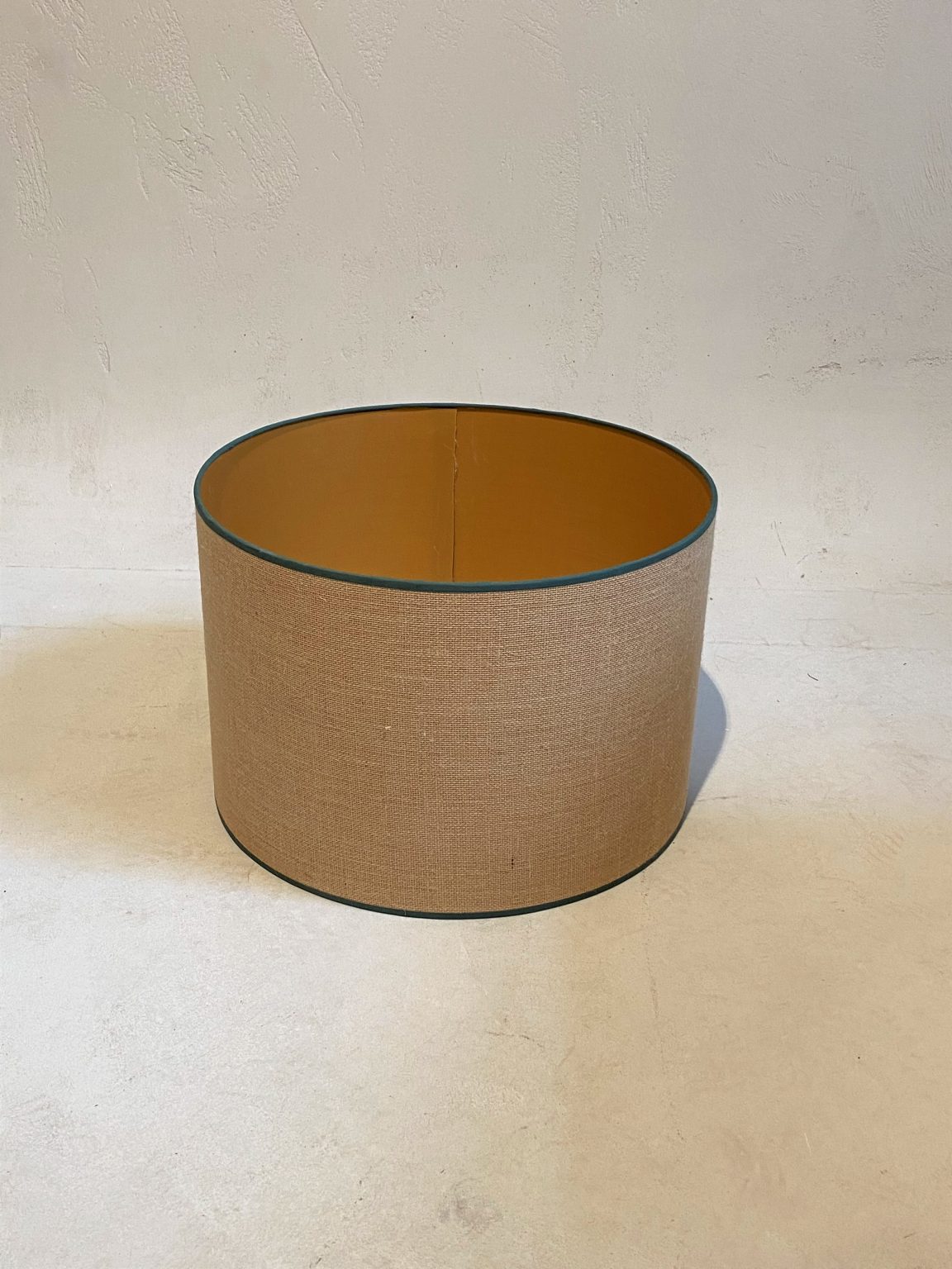 Pantalla de tela de saco arena y cinta verde con interior dorado