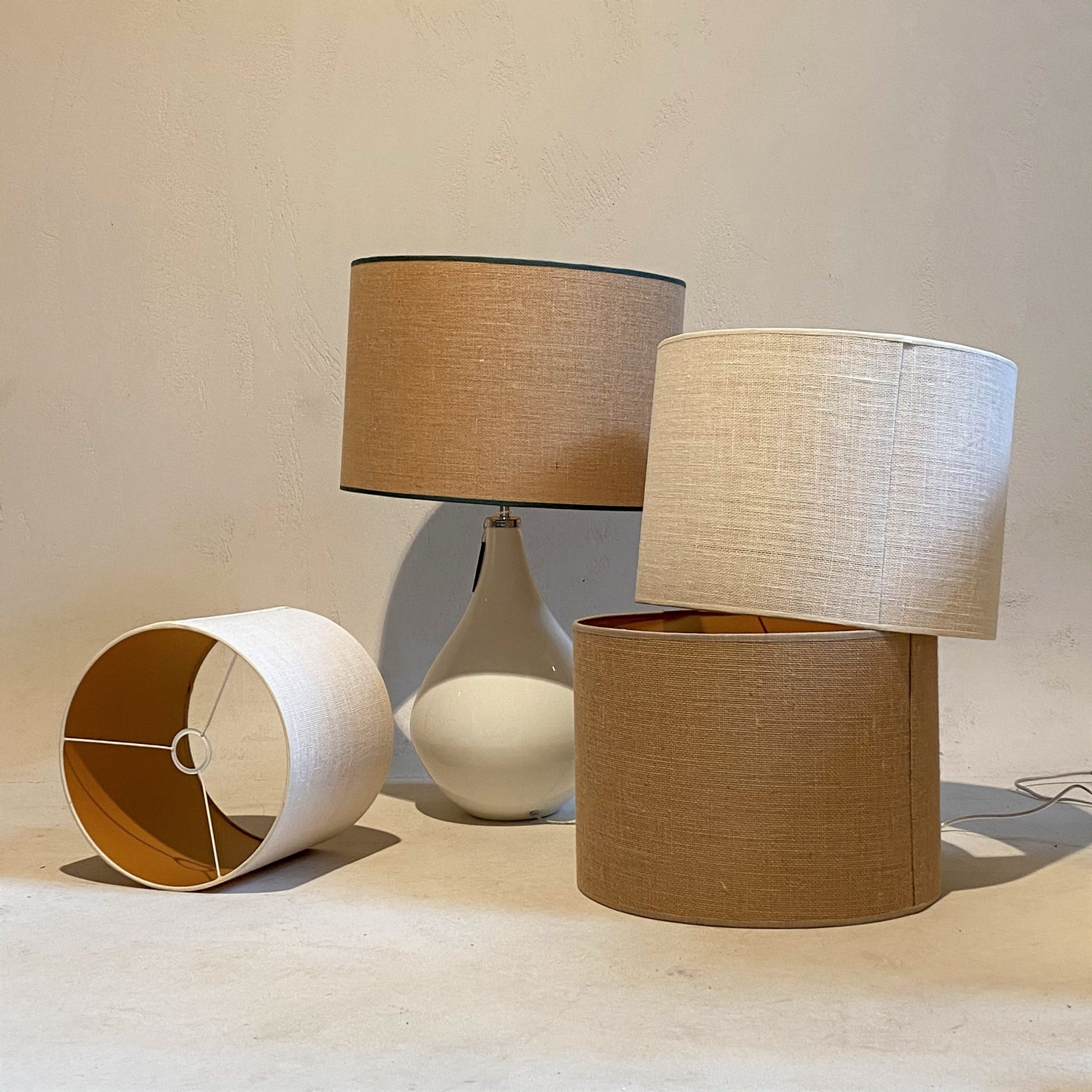 Pantalla de tela de saco arena y cinta verde con interior dorado