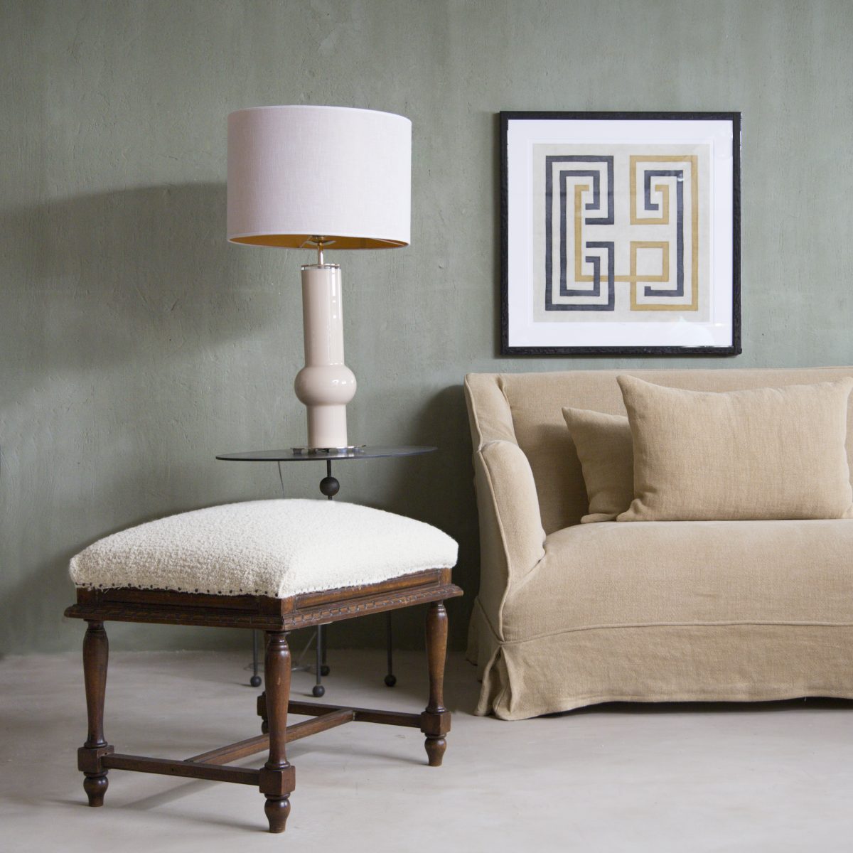 Banqueta de madera con asiento tapizado en bouclé - Tristan Domecq