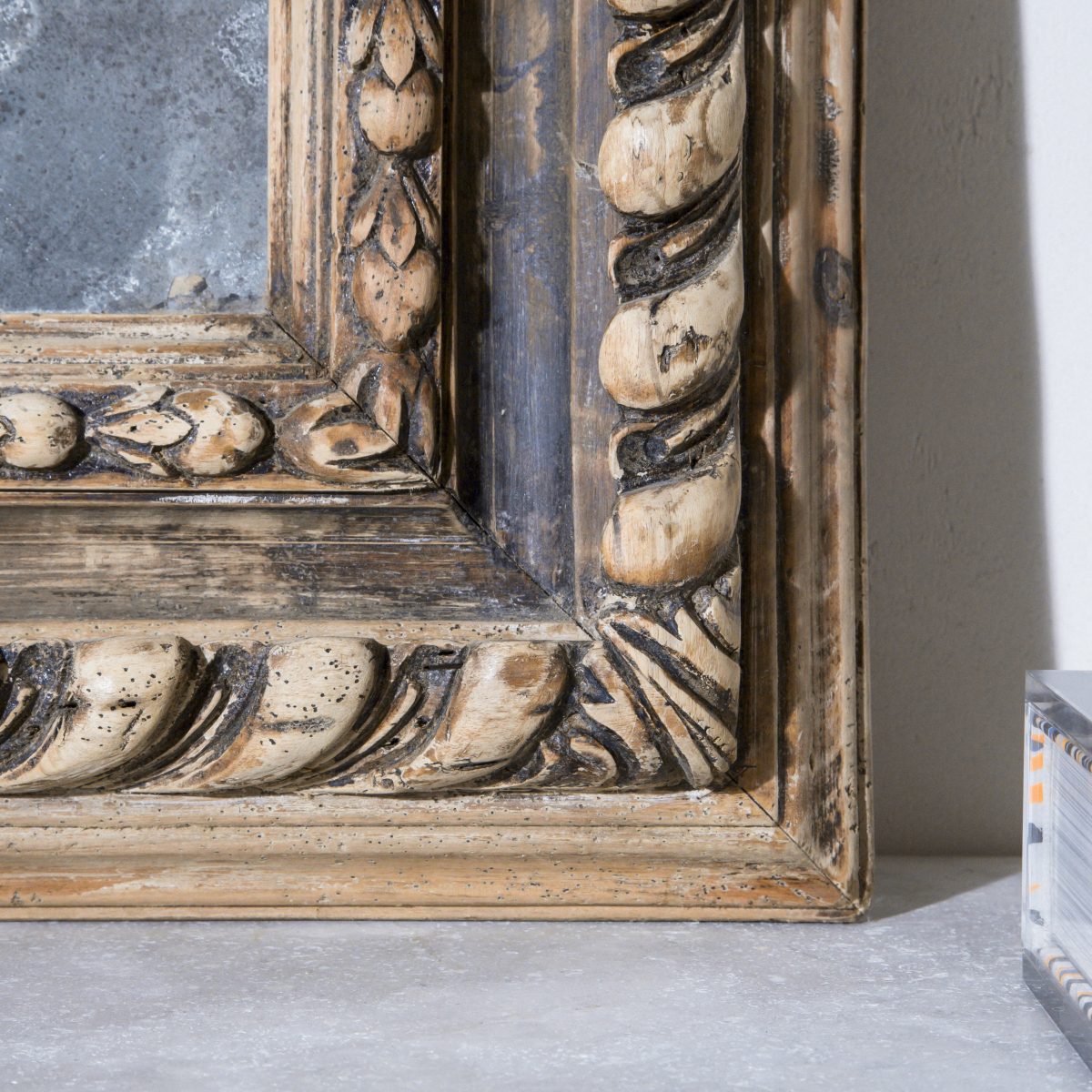 Espejo antiguo con marco de madera de olmo trenzado en color natural
