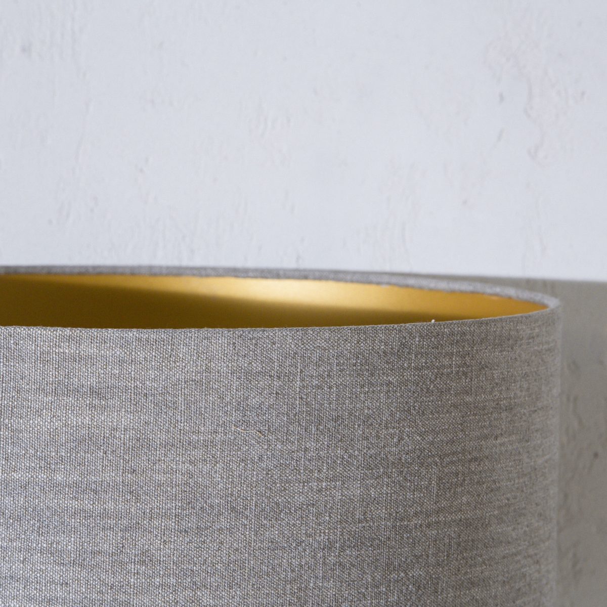Pantalla de tela de lino color tierra con interior oro hecha de forma artesanal