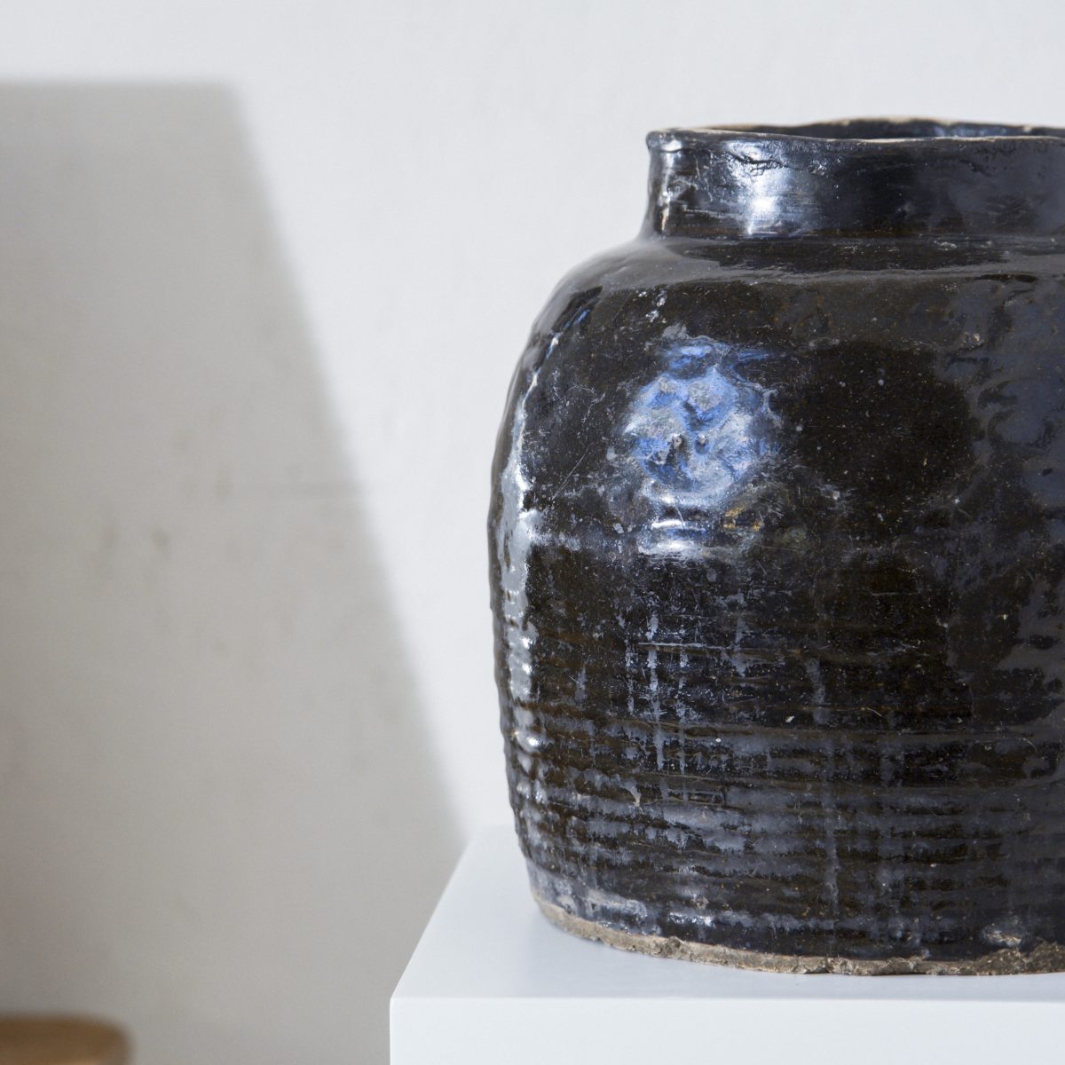 Vasija antigua de cerámica negra esmaltada pequeña