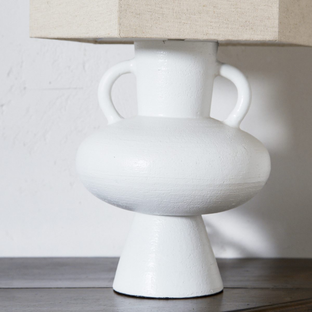 Lámpara de mesa de cerámica blanca