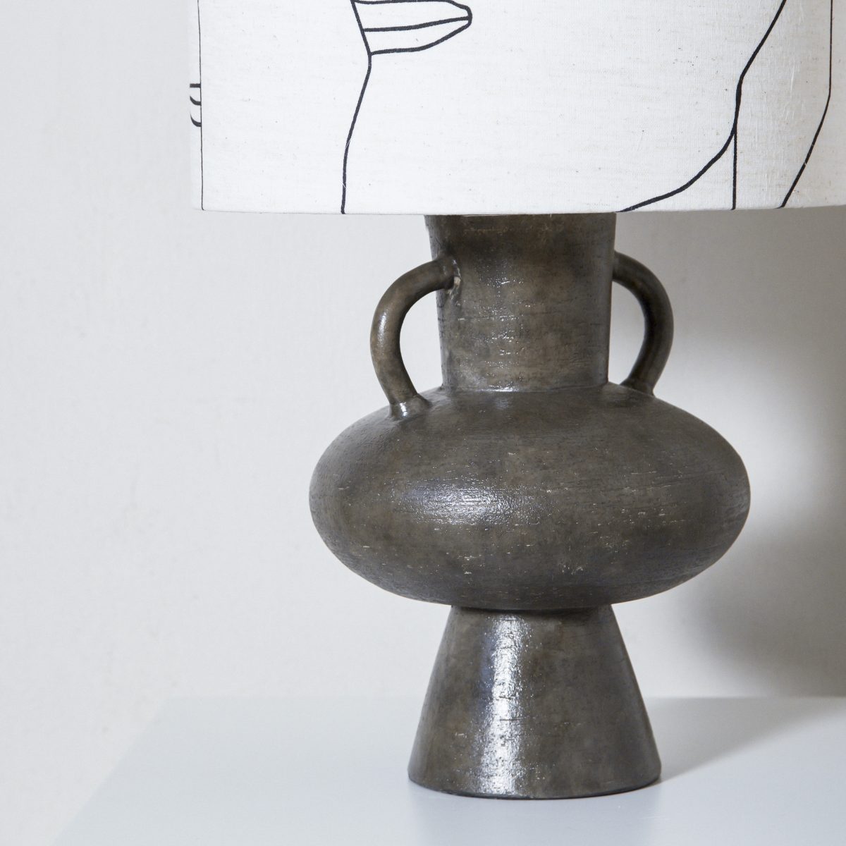 Lámpara de mesa de cerámica marrón