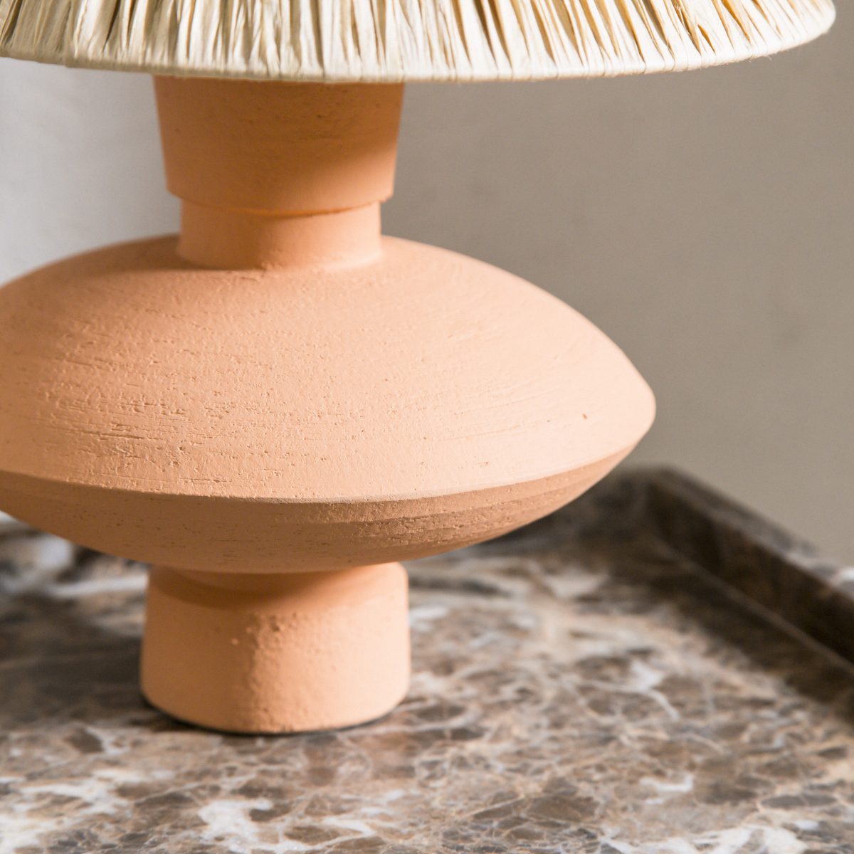 Lámpara de mesa de cerámica color terracota