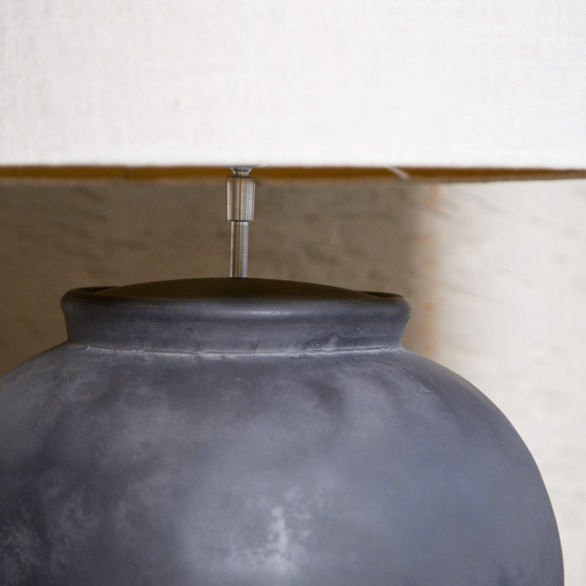 Lámpara de mesa de cerámica negra
