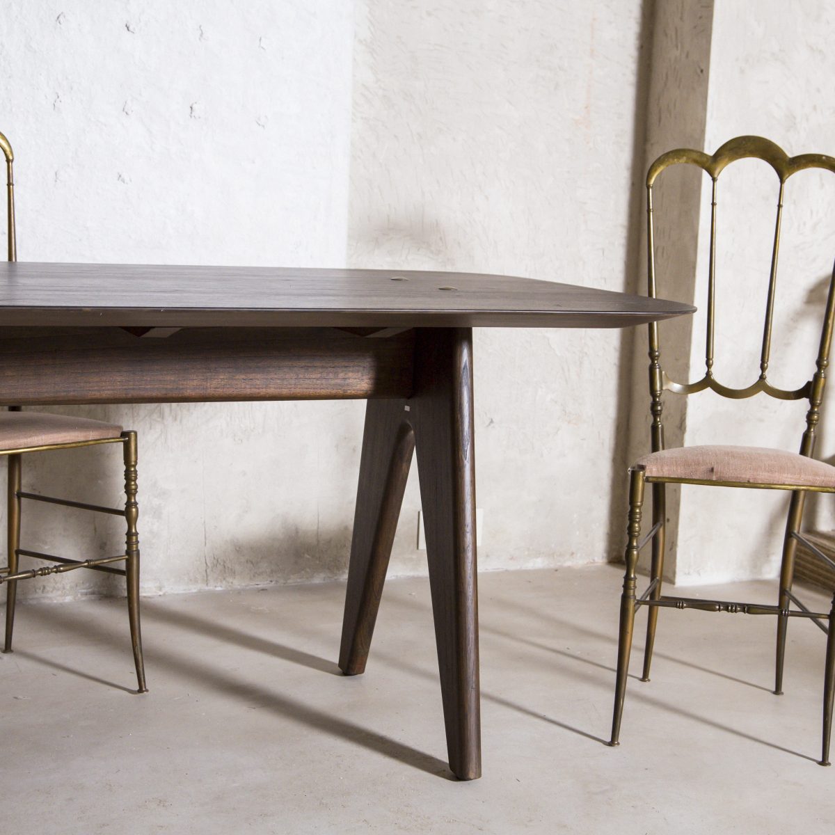 Mesa de comedor y escritorio de madera oscura