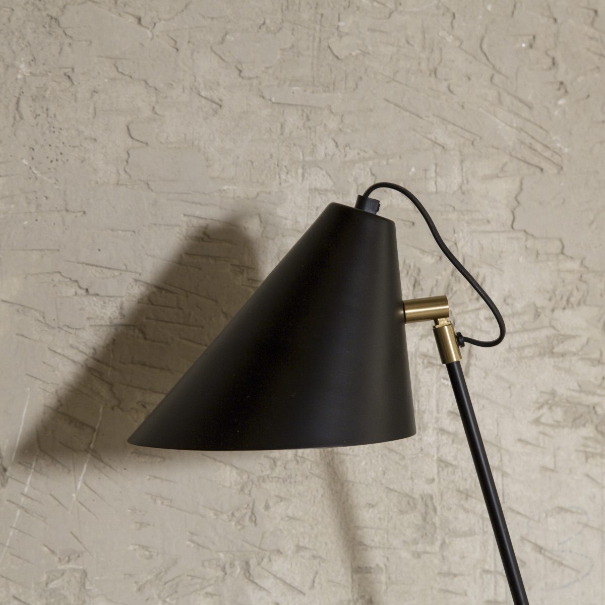Lámpara de mesa hierro en color negro