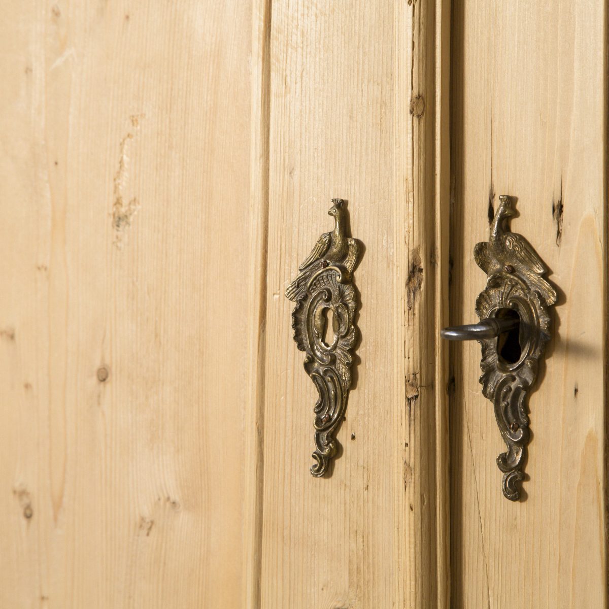 Armario aparador antiguo con puertas y cajoneras