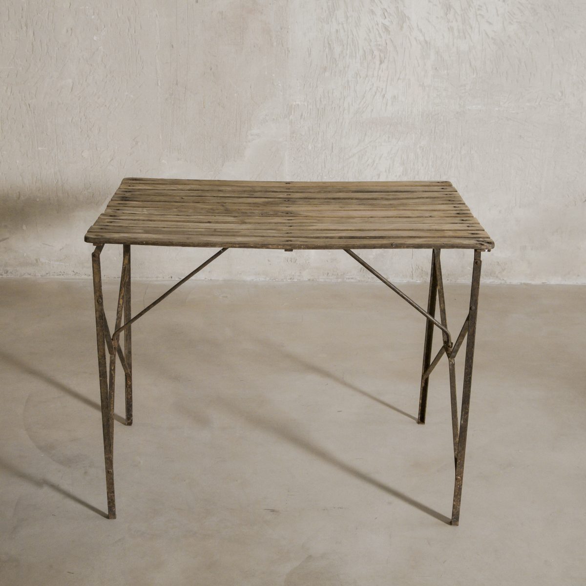 Mesa auxiliar de madera con patas de hierro