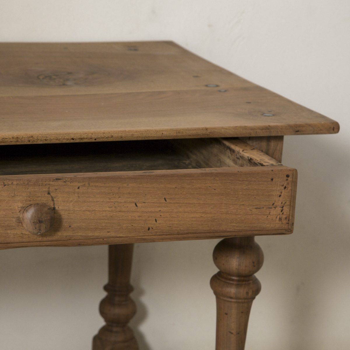 Mesa auxiliar antigua de madera con cajón