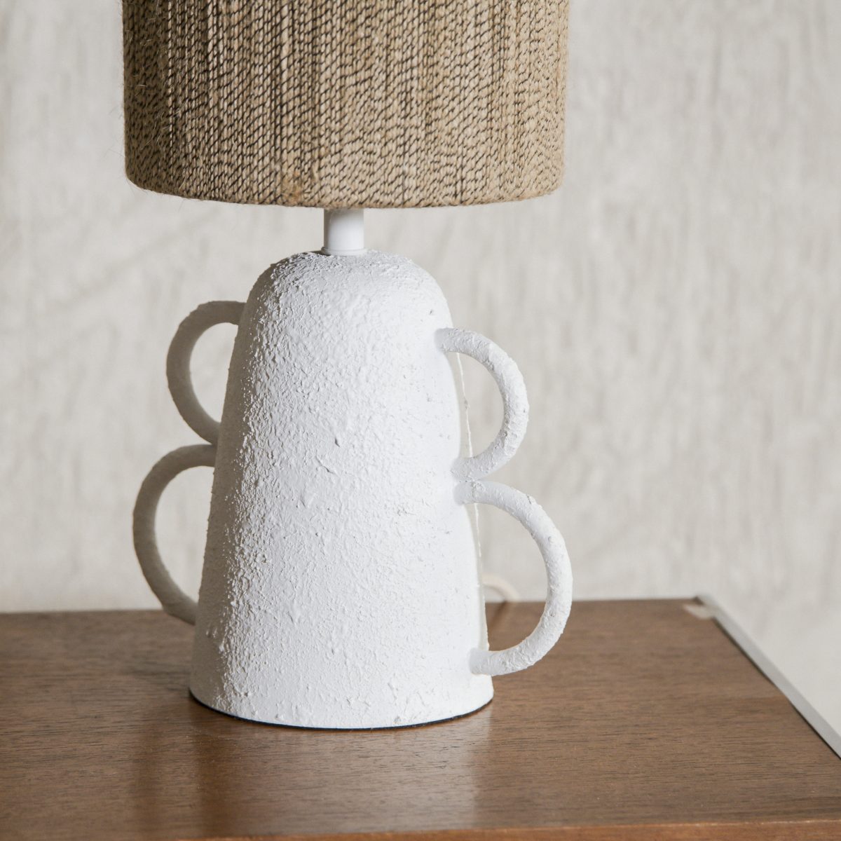 Lámpara de mesa de cerámica blanca con pantalla de hilo