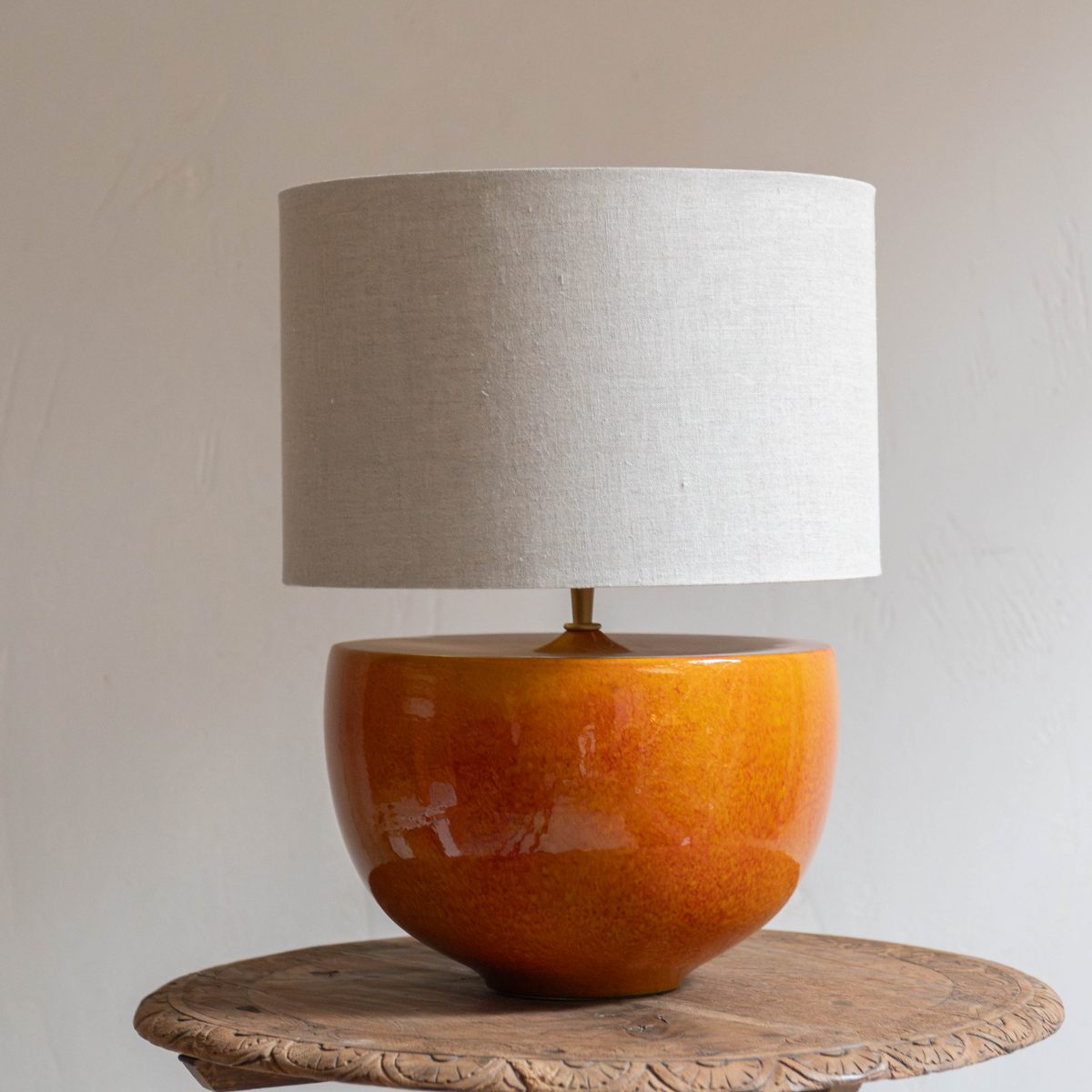 Lámpara de mesa de alfarería naranja diseño semiesférico - Imagen 3