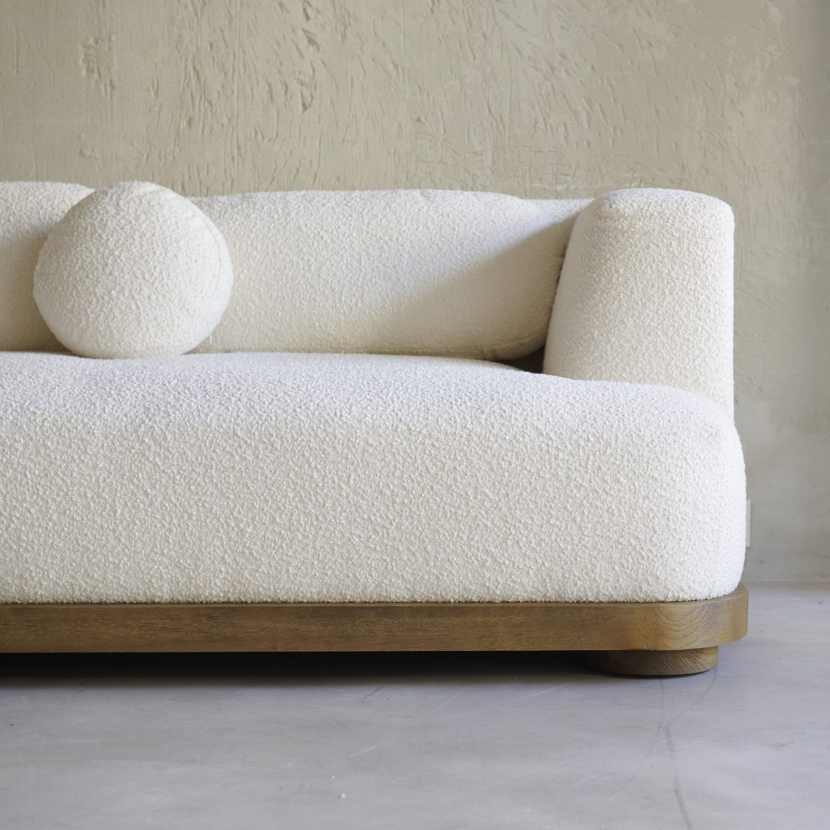 Sofá de buclé estilo Mid Century - Imagen 2