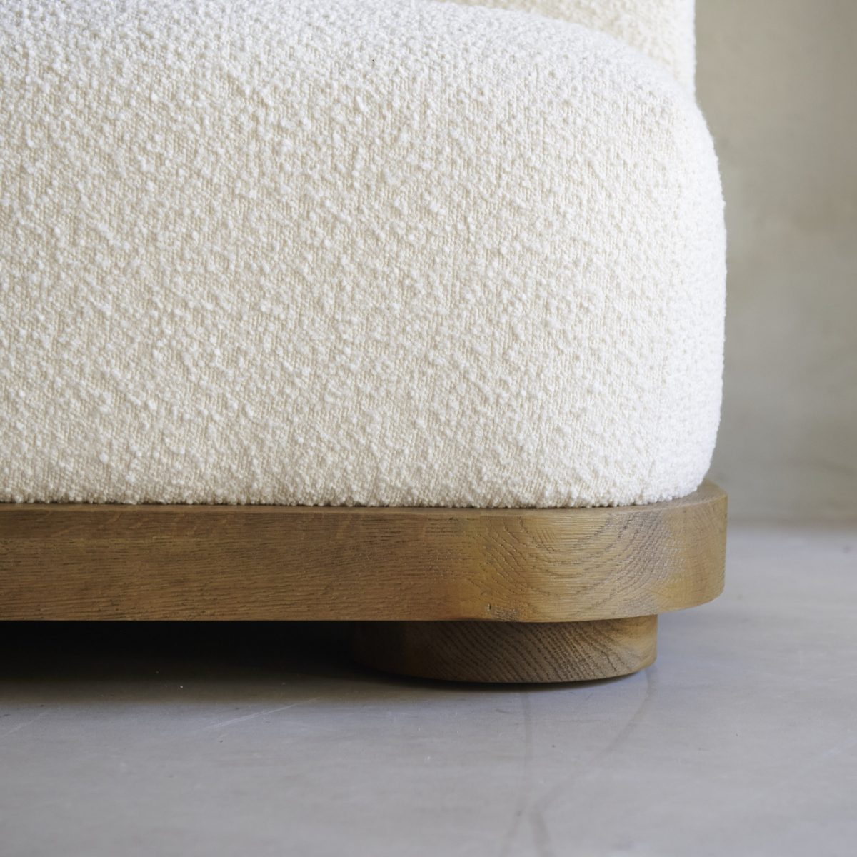 Sofá de buclé estilo Mid Century - Imagen 6