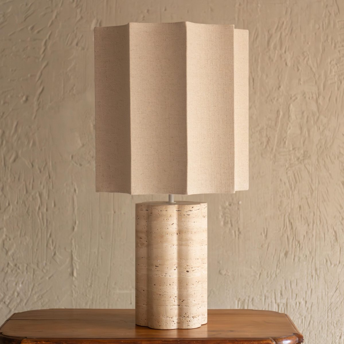 Lampara de mesa de travertino romano