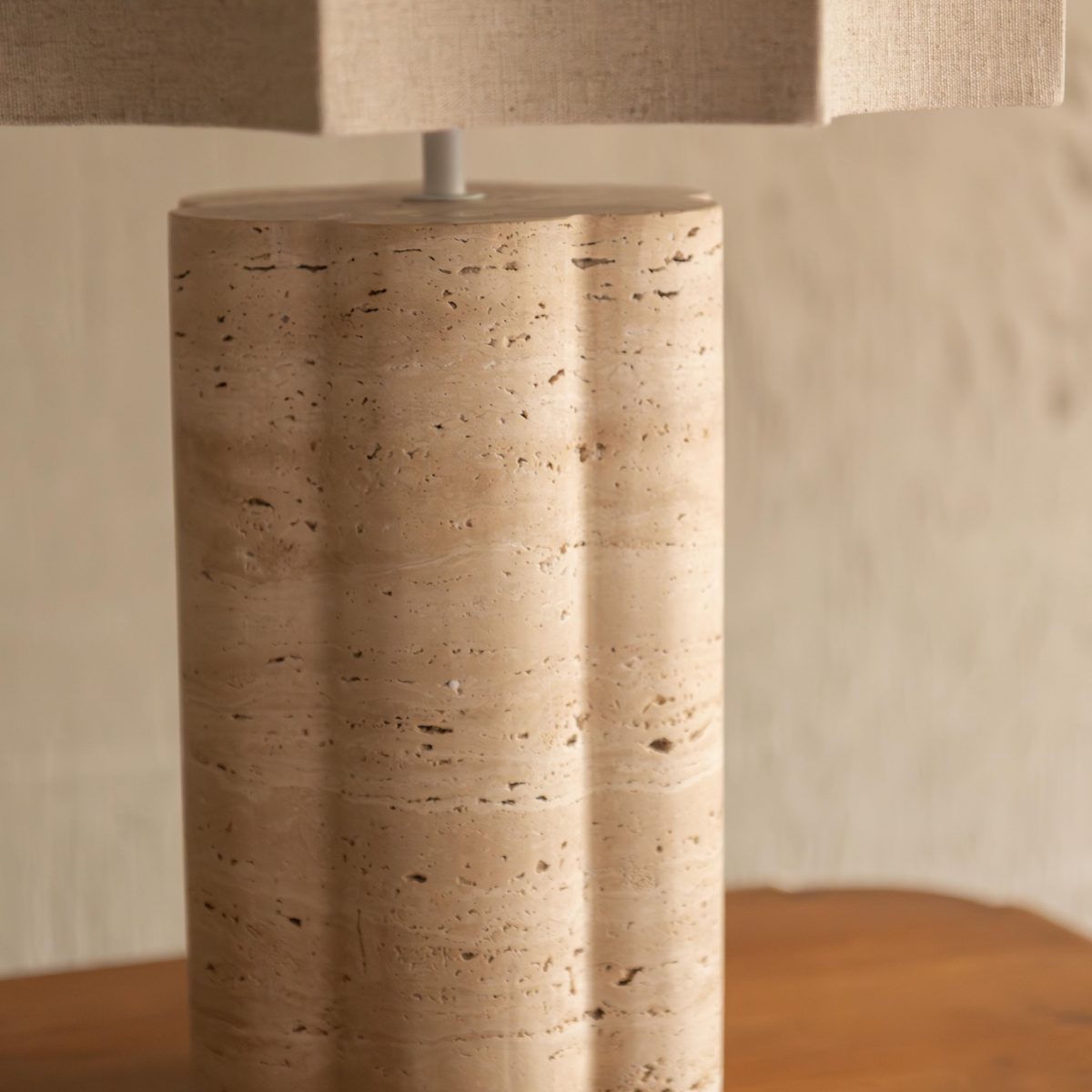 Lampara de mesa de travertino romano - Imagen 2