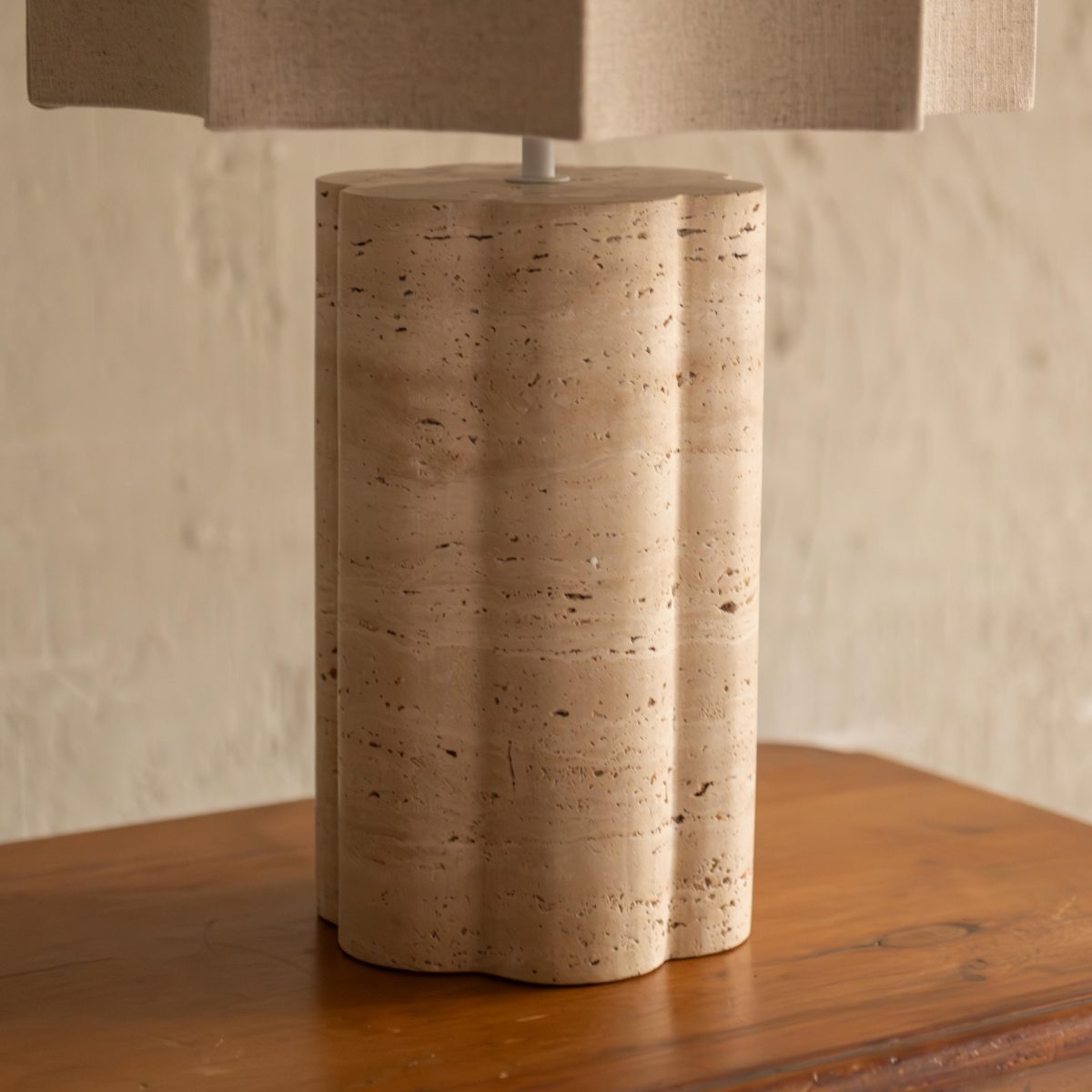 Lampara de mesa de travertino romano - Imagen 4