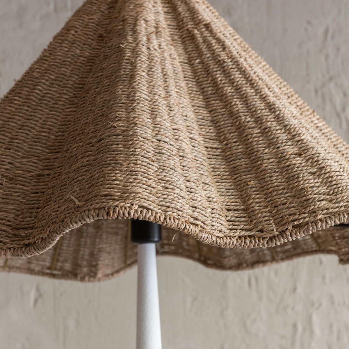 Lámpara de pie de hierro con pantalla ondulada - Imagen 4