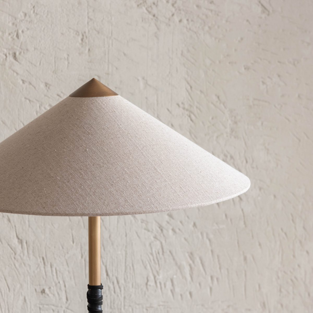 Lámpara de pie de latón con base de mármol - Imagen 2