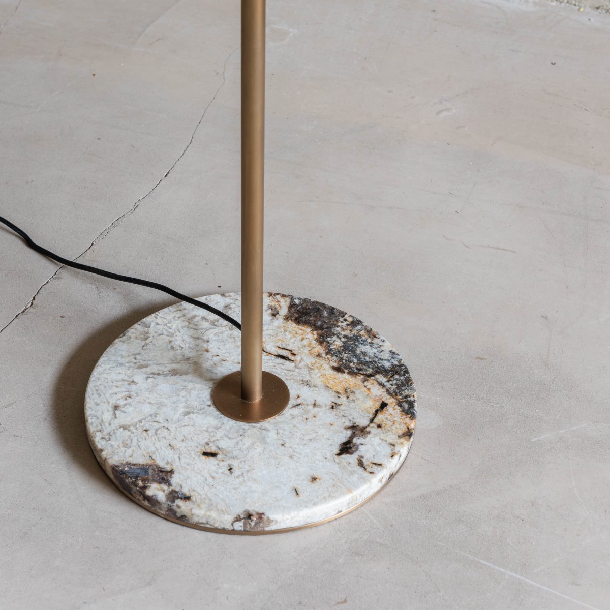 Lámpara de pie de latón con base de mármol - Imagen 3