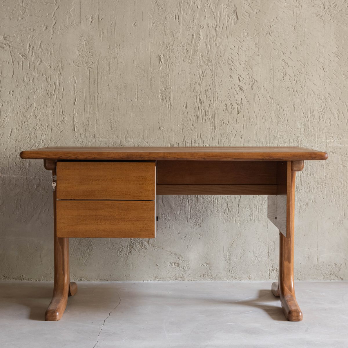 Escritorio de madera de roble