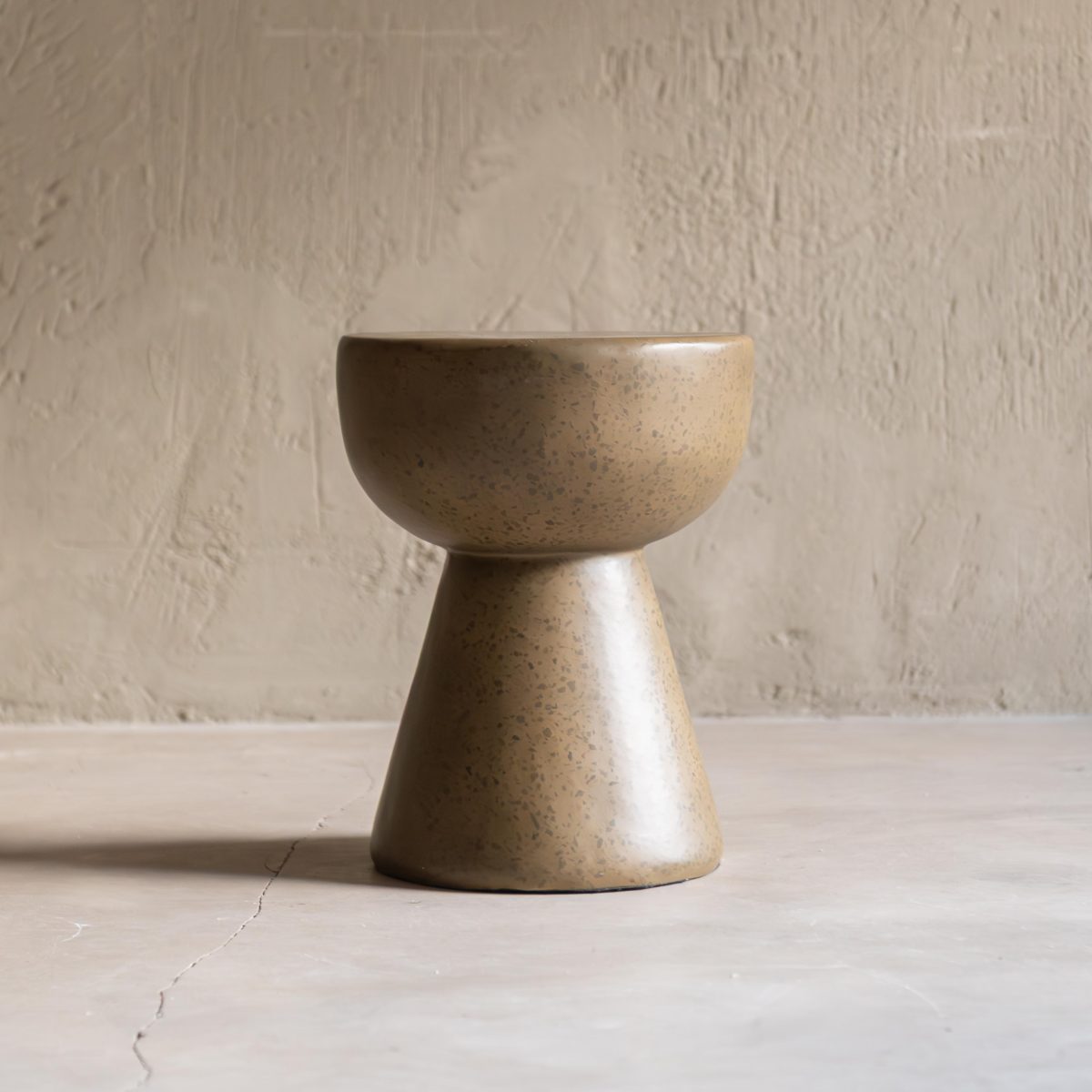 Mesita auxiliar de terrazo color caqui