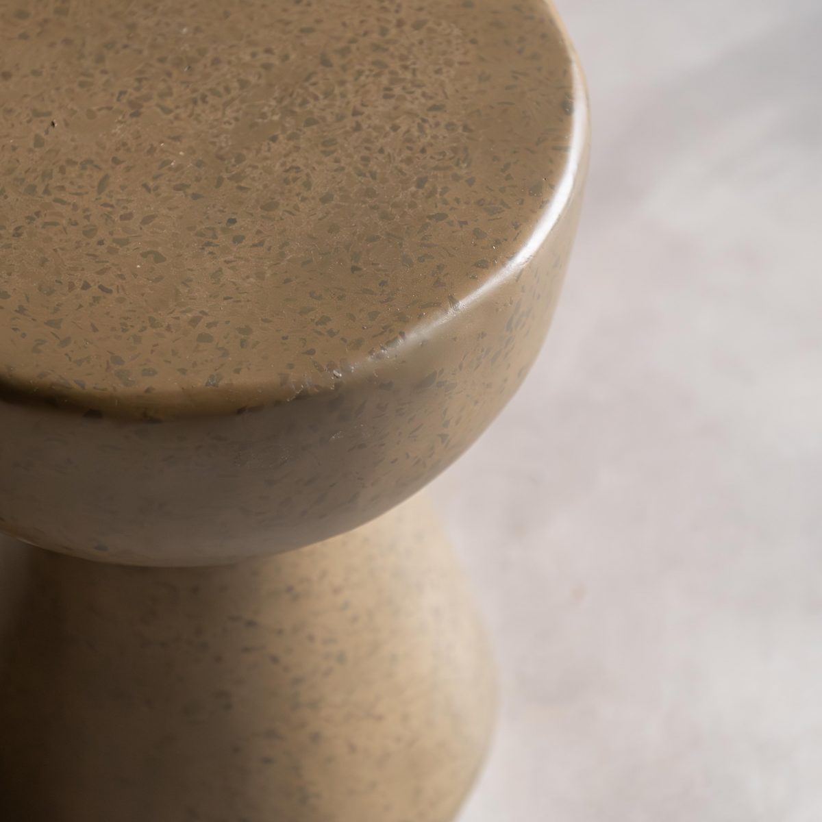 Mesita auxiliar de terrazo color caqui - Imagen 2