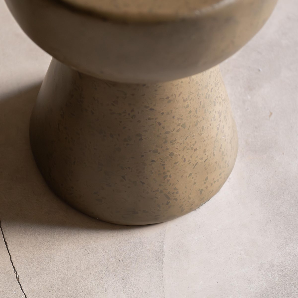 Mesita auxiliar de terrazo color caqui - Imagen 3