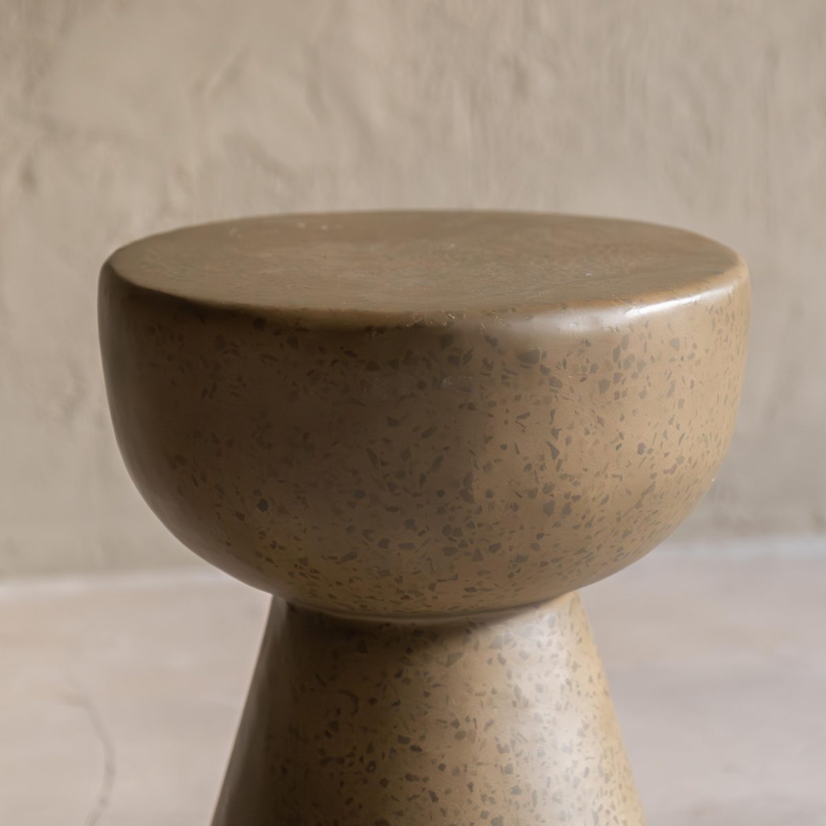 Mesita auxiliar de terrazo color caqui - Imagen 4