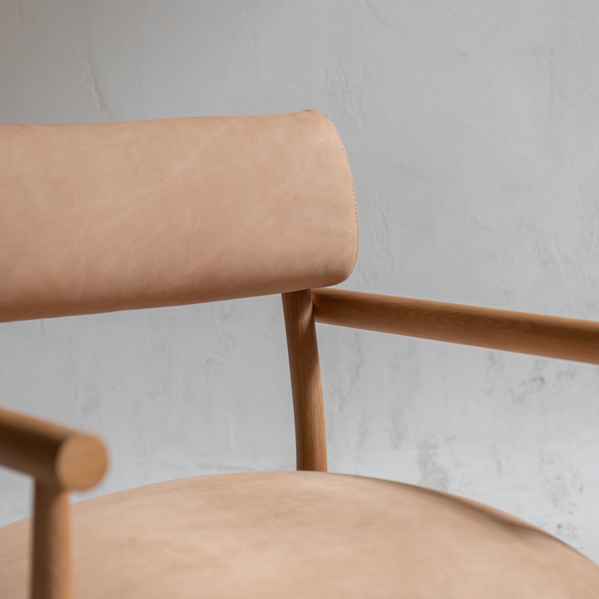 Sillón de madera y piel nobuk - Imagen 4