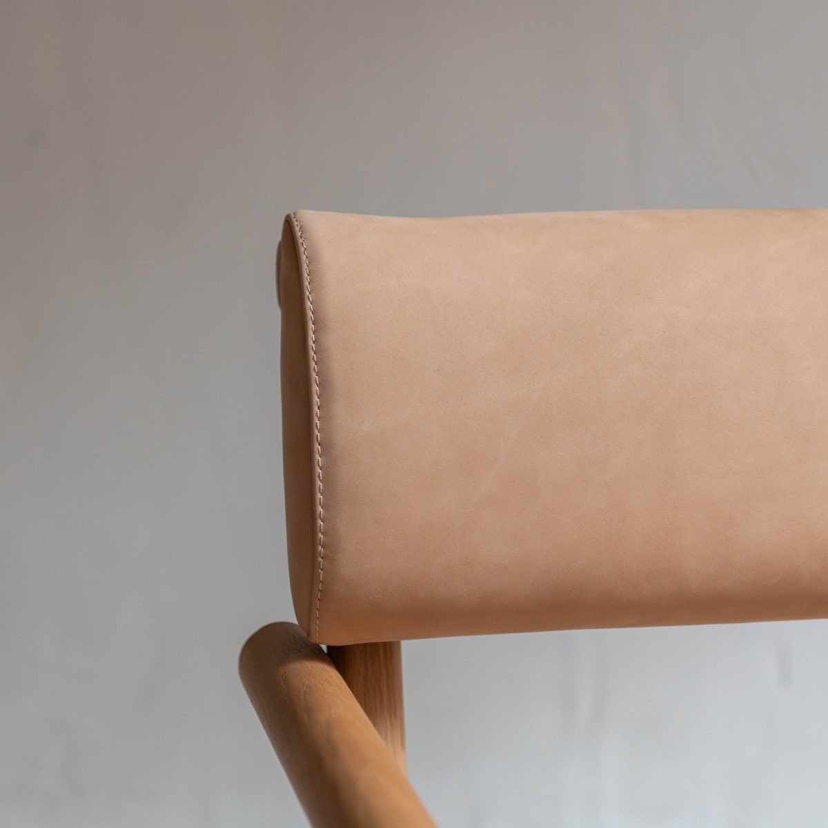 Sillón de madera y piel nobuk - Imagen 5