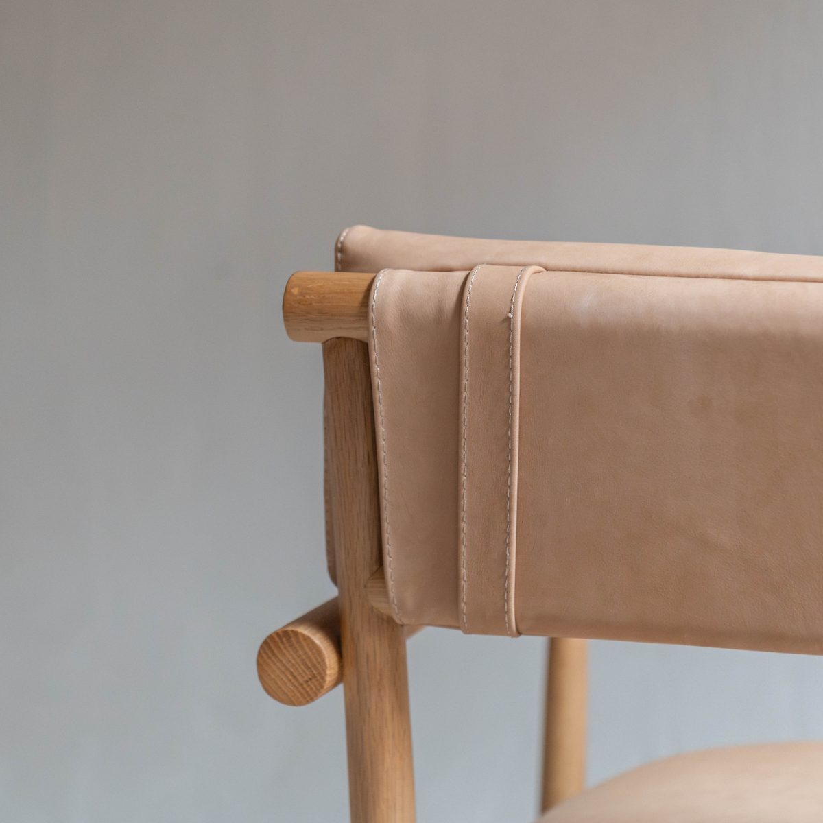 Sillón de madera y piel nobuk - Imagen 7