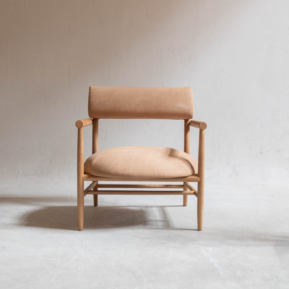 Sillón de madera y piel nobuk - Imagen 9