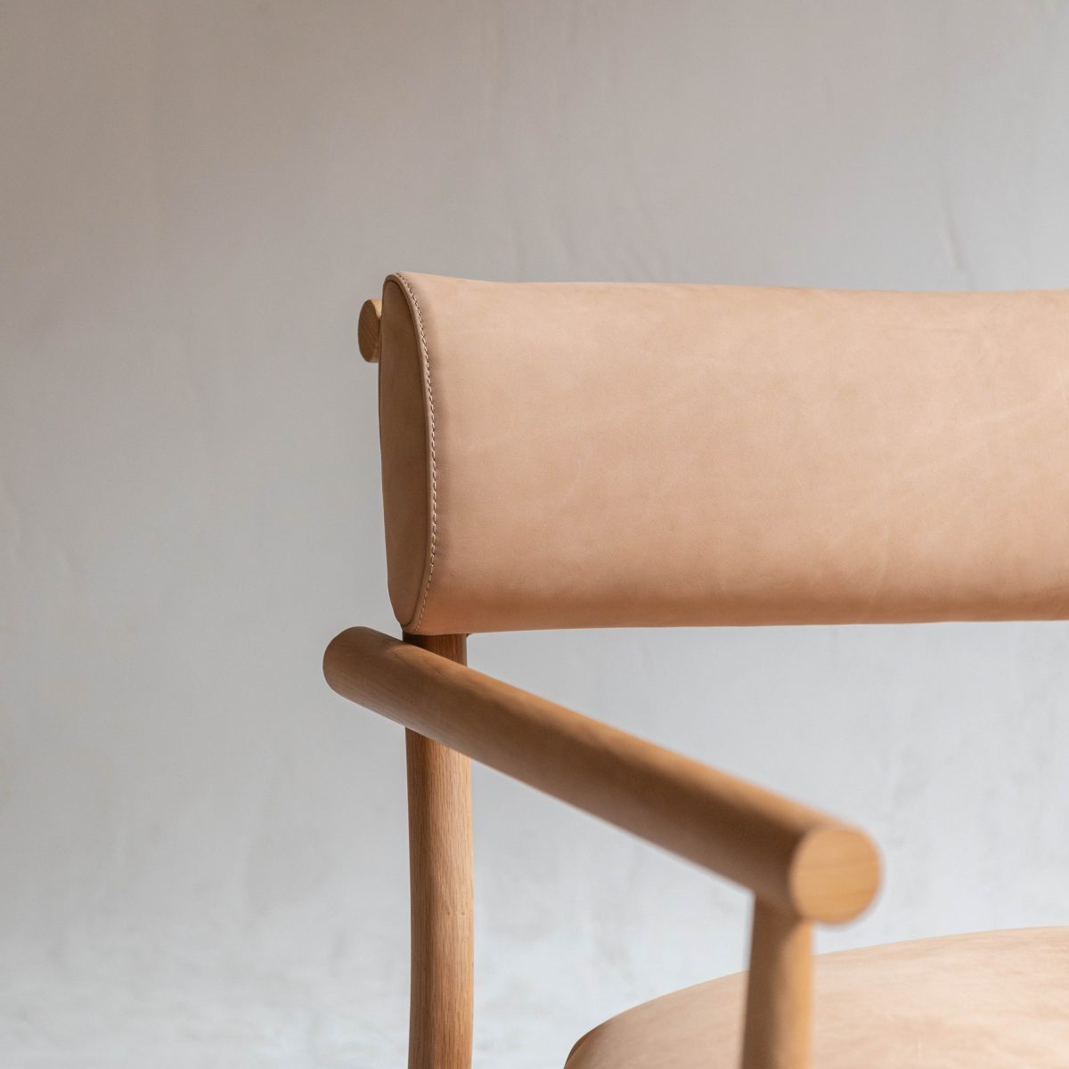 Sillón de madera y piel nobuk - Imagen 2