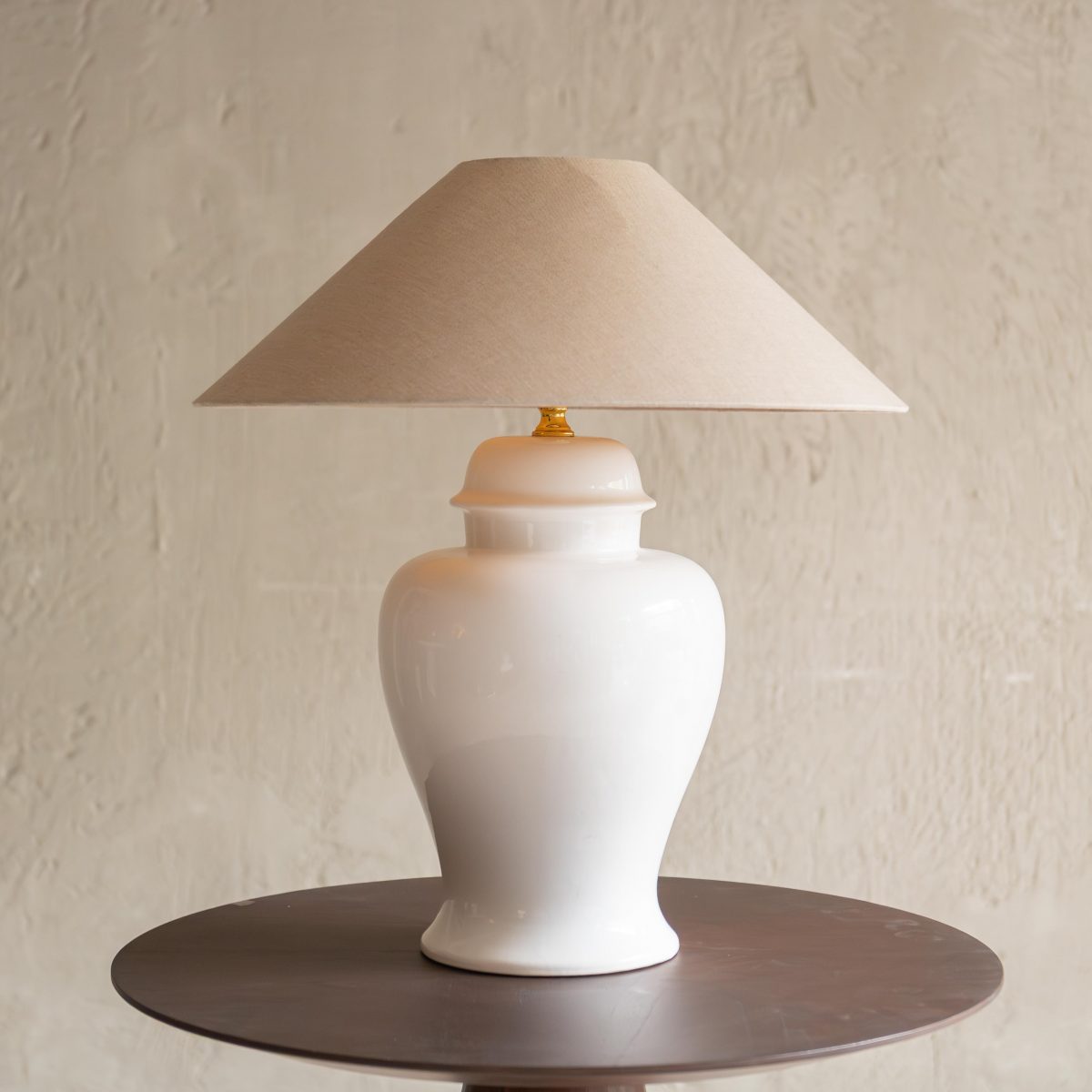 Lámpara de mesa vintage de cerámica blanca