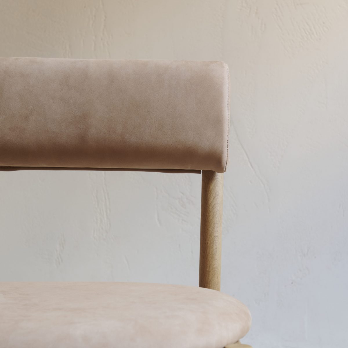 Silla de madera y piel nobuk - Imagen 4