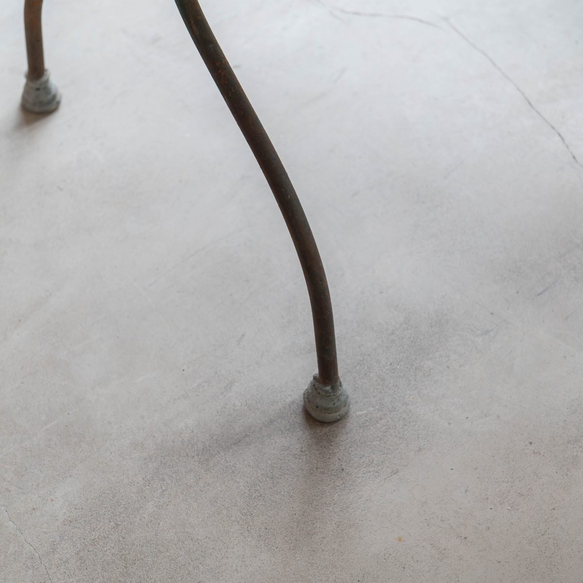 Consola vintage de forja y mármol rosa - Imagen 2