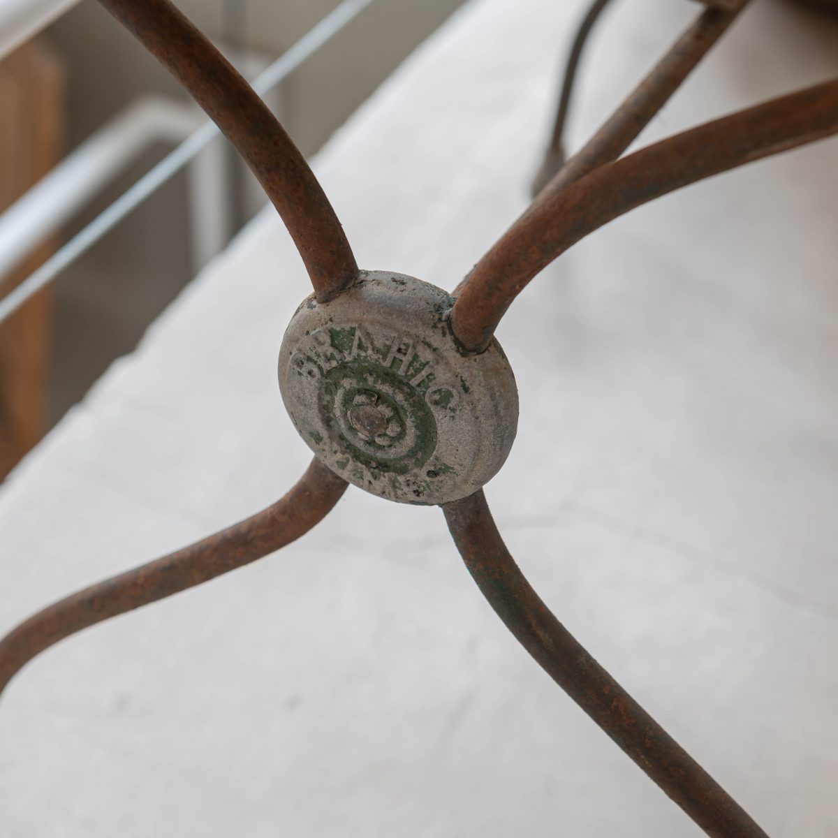 Consola vintage de forja y mármol rosa - Imagen 3