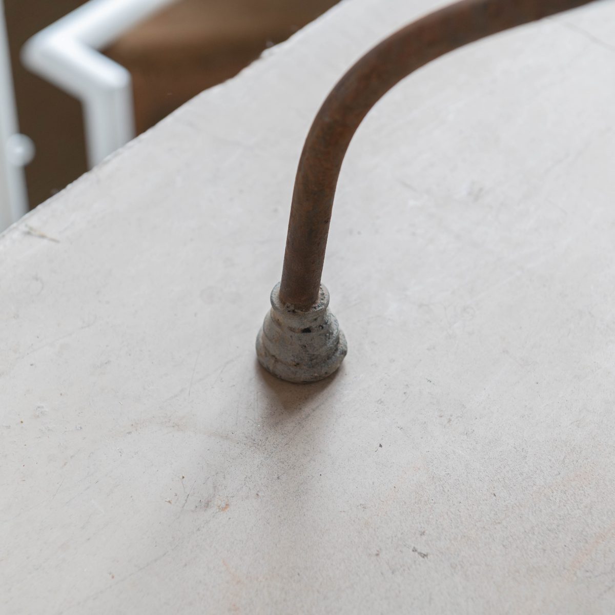 Consola vintage de forja y mármol rosa - Imagen 4