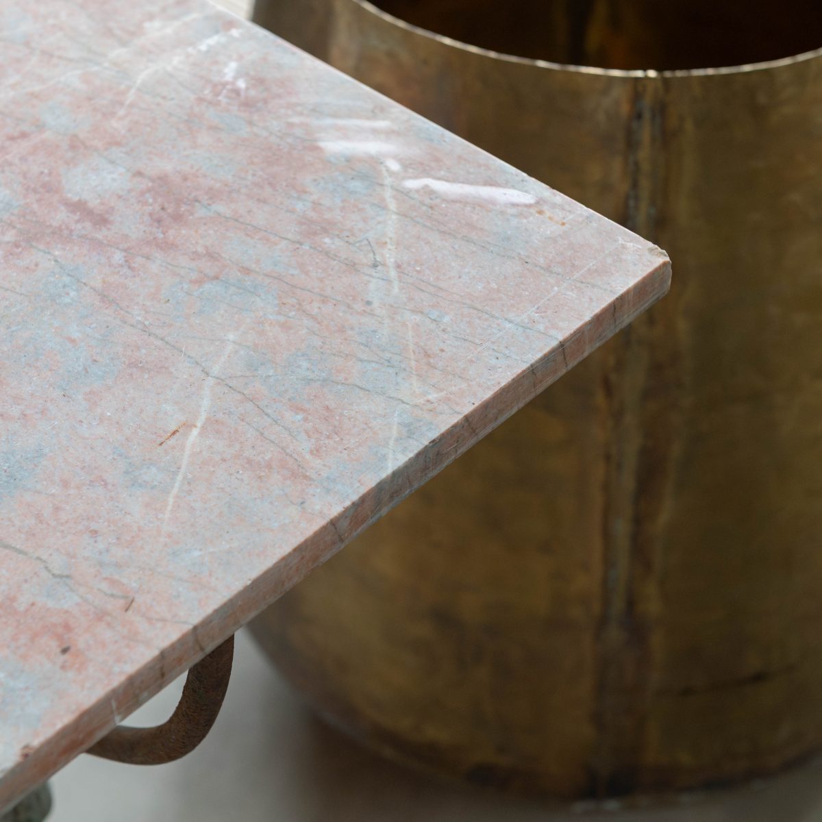 Consola vintage de forja y mármol rosa - Imagen 6
