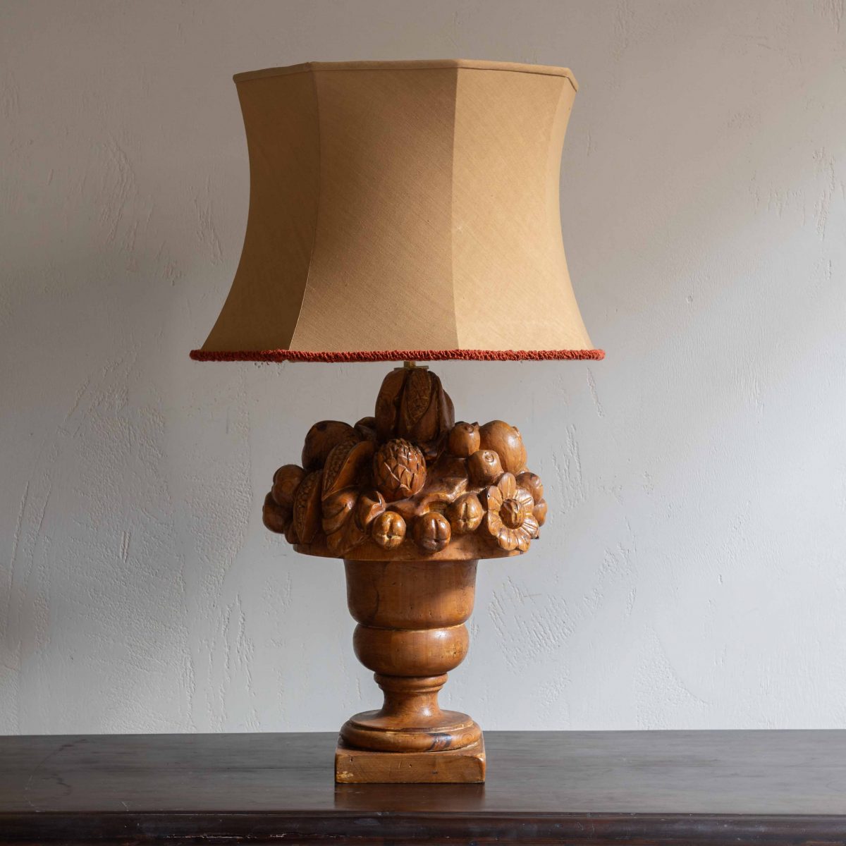 Lámpara vintage de madera con pantalla corsé