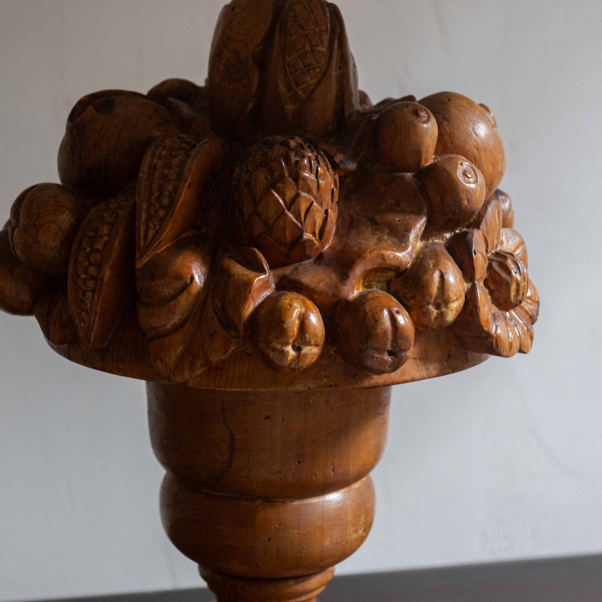 Lámpara vintage de madera con pantalla corsé - Imagen 2