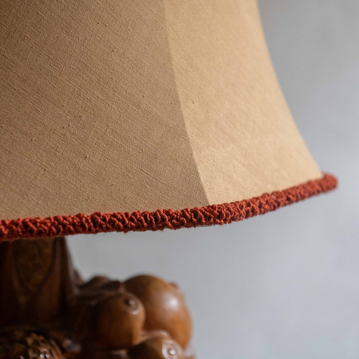 Lámpara vintage de madera con pantalla corsé - Imagen 5