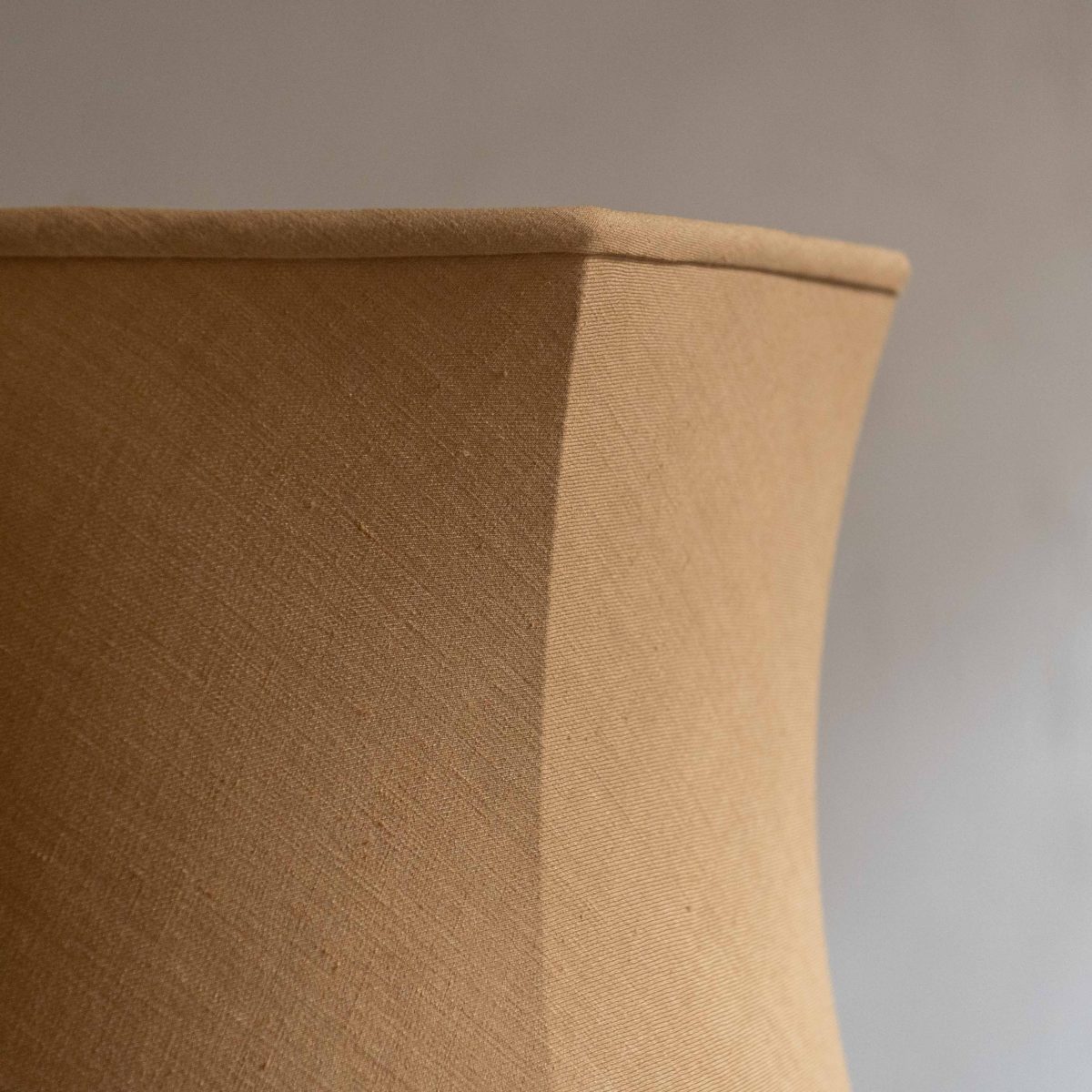 Lámpara vintage de madera con pantalla corsé - Imagen 6