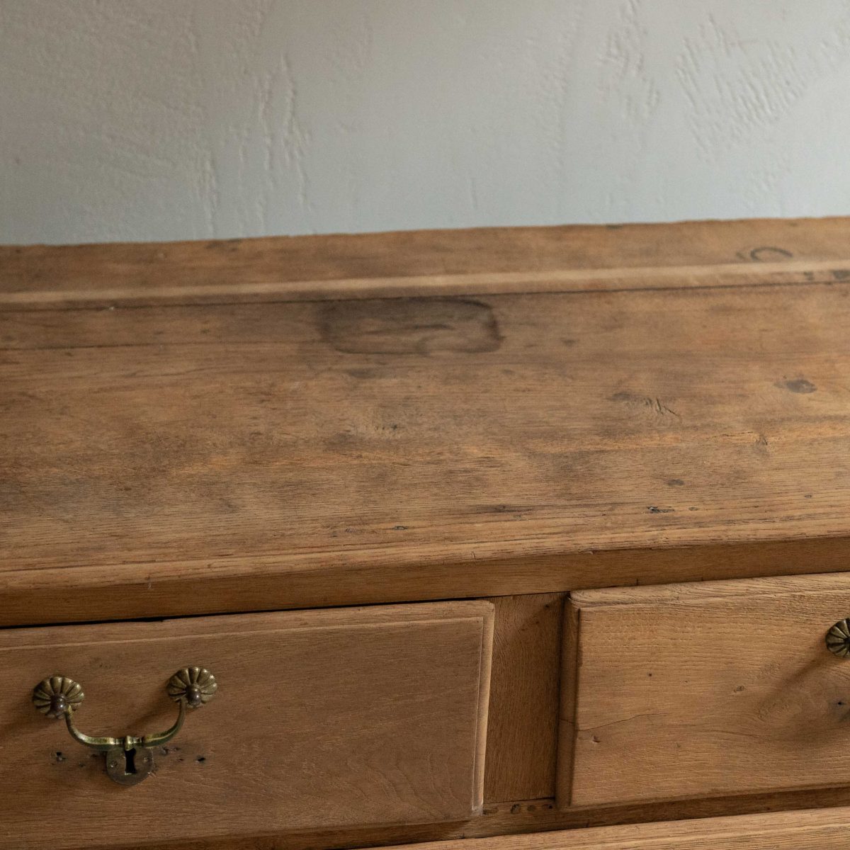Cómoda francesa de roble lavado siglo XVIII - Imagen 4