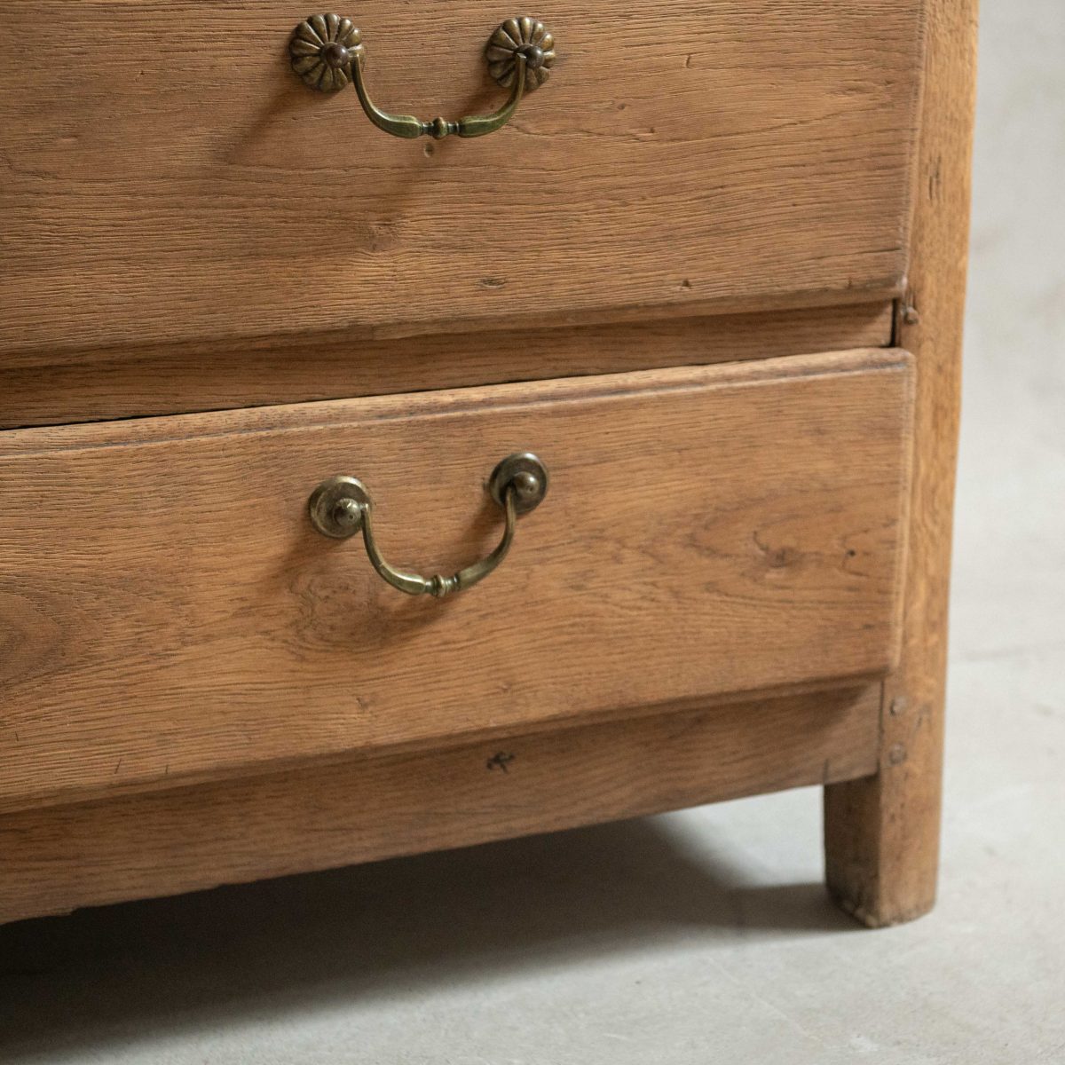 Cómoda francesa de roble lavado siglo XVIII - Imagen 5