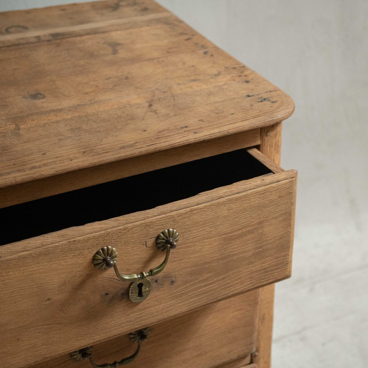 Cómoda francesa de roble lavado siglo XVIII - Imagen 6