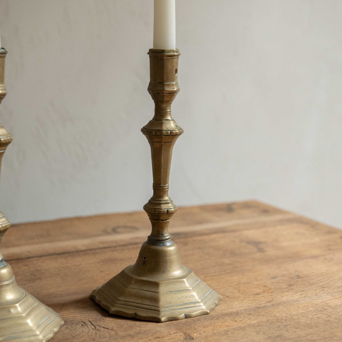 Pareja de portavelas de bronce antiguos - Imagen 2