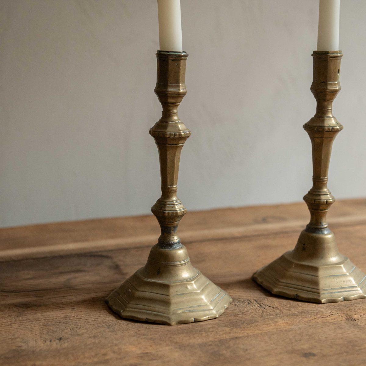 Pareja de portavelas de bronce antiguos - Imagen 3